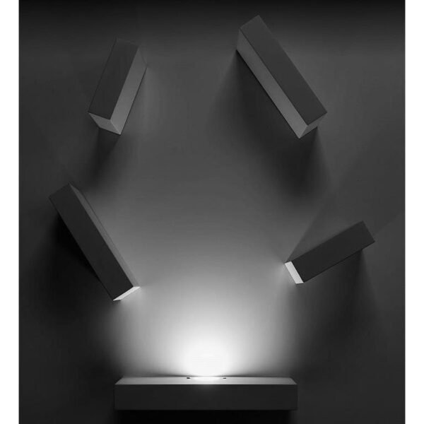 Lampara de pared, blanco cálido, 7 Watts, óptica 120°, kit de cubos que incluyen: 1 pza iluminada 22 cm, 2 pzas no iluminadas 15 cm, 2 pzas no iluminadas 10 cm, efectos de luz vía rebote en cuerpos sólidos incluidos, de sobreponer, aluminio acab